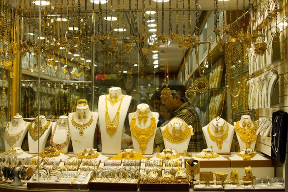 ویترین صنعت بیمه خالی از محصولات بیمهای طلا و جواهرات