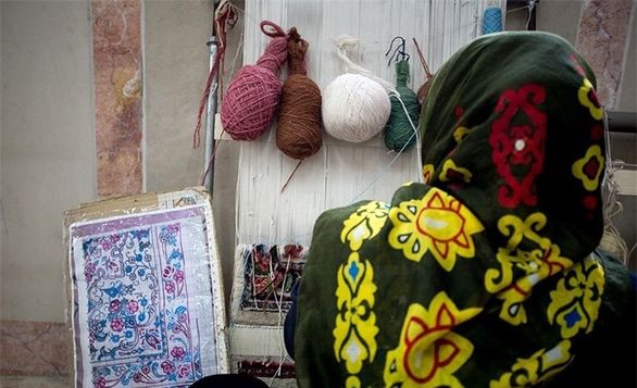 بیش از نود درصد زنانِ قالیباف بیمه ندارند