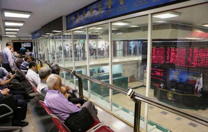 برابری ۸ نماد قرمز در مقابل ۸ نماد سبز در شاخص گروه بانکی