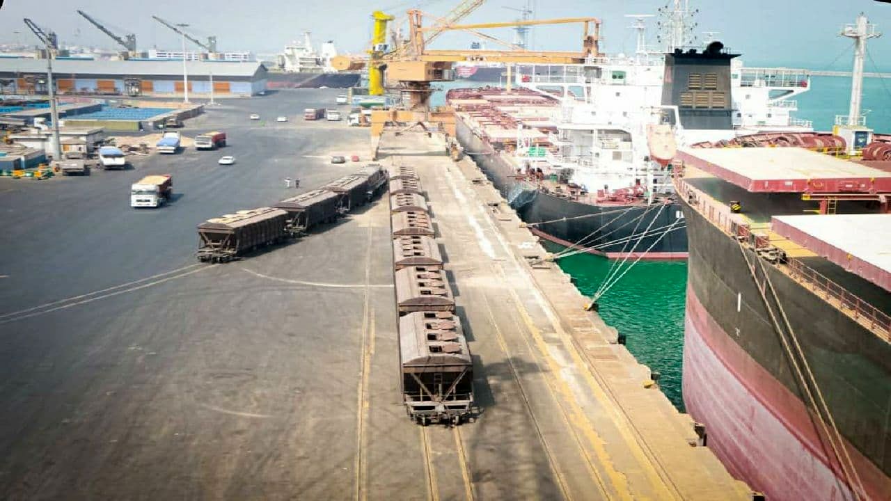 پهلوگیری سومین کشتی حامل نهاده های دامی در بندر شهید رجایی