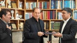 اهدای لوح تقدیر مدیرکل آموزش‌وپرورش کرمانشاه به مدیرعامل بیمه معلم
