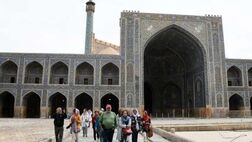 گردشگران خارجی در هنگام ورود به کشور بیمه کرونا می‌شوند